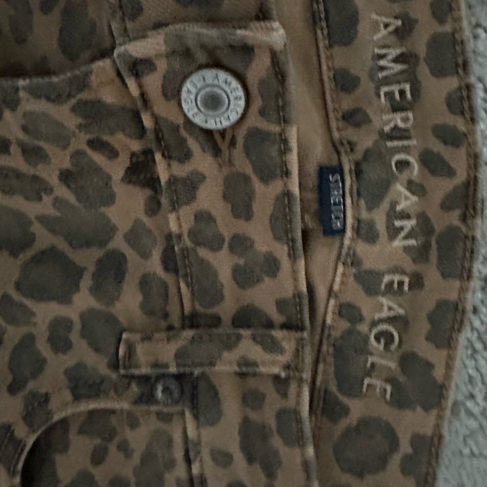 American Eagle Leopard Print Barrel Jeans - Picture 2 of 4